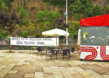 Expulsan a un policía municipal de las txosnas de Ondarroa; EH Bildu defiende al uniformado