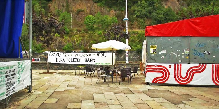 Expulsan a un policía municipal de las txosnas de Ondarroa; EH Bildu defiende al uniformado