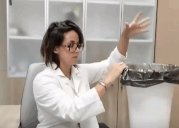 Trabajadoras de la Salud italianas boicotean medicamentos israelíes arrojándolos a la basura