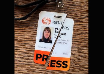 Periodista expresó que llevar pase de prensa de Reuters le causa vergüenza