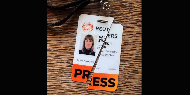 Periodista expresó que llevar pase de prensa de Reuters le causa vergüenza