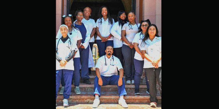 Agradecida, estadounidense recién graduada en la ELAM se pronuncia en estos términos