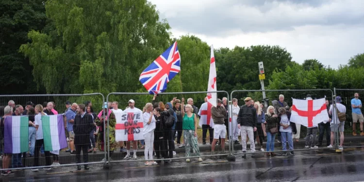 REINO UNIDO. Neo-nazis se concentran a las puertas de lugares donde se alojan refugiados