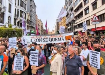 «El fuego arrasa, la Junta fracasa»: León sale a las calles y culpabiliza a la camarilla del PP