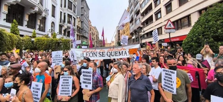 «El fuego arrasa, la Junta fracasa»: León sale a las calles y culpabiliza a la camarilla del PP