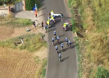 Momento en el que personas solidarias con Palestina cortan la Vuelta Ciclista a España