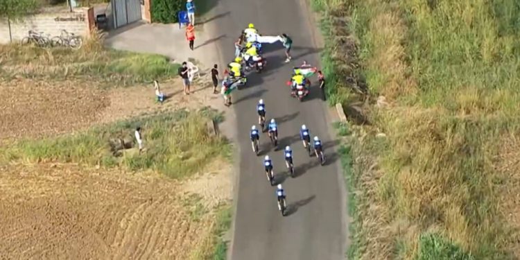 Momento en el que personas solidarias con Palestina cortan la Vuelta Ciclista a España