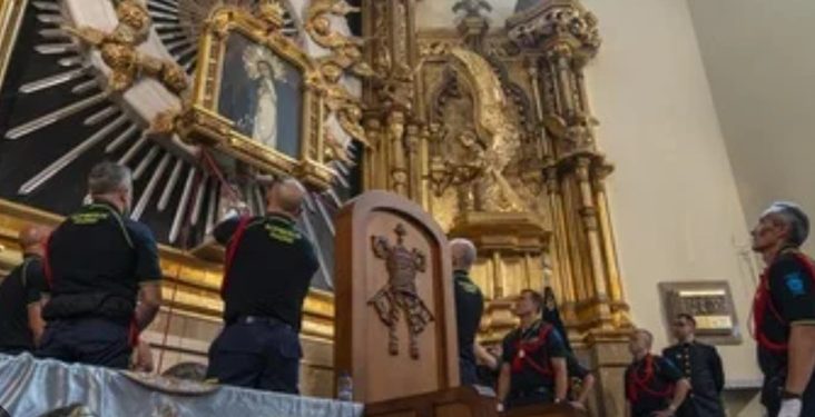 Una dirigente del PSOE, ex ministra, pide a la Virgen de la Paloma que acabe con el fuego
