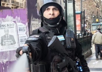 Impactante carta de la hermana del policía que atacó con gases el rostro de un fotógrafo