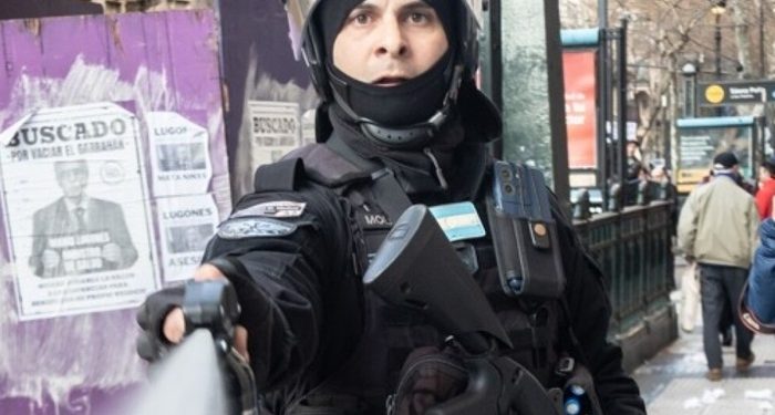 Impactante carta de la hermana del policía que atacó con gases el rostro de un fotógrafo