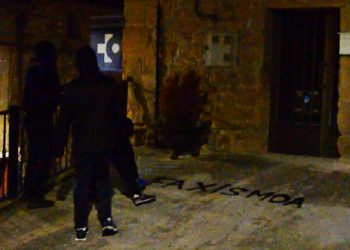 Hacen pintada contra el fascismo en un monumento fascista (+ vídeo)