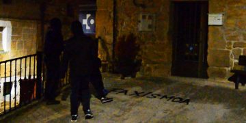 Hacen pintada contra el fascismo en un monumento fascista (+ vídeo)