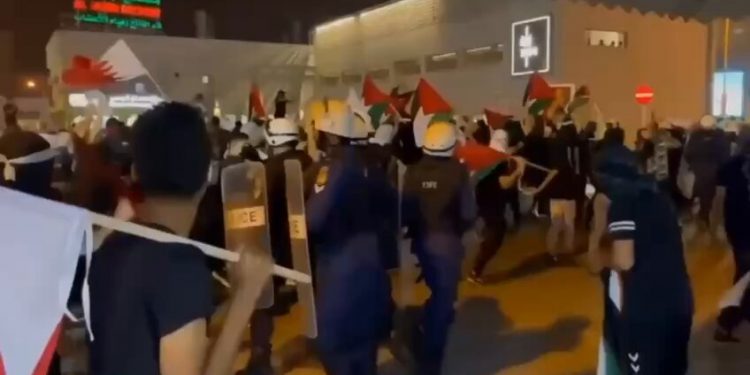 BAHRÉIN. Manifestantes solidarios con Palestina plantan cara a la represión policial (+ vídeo)
