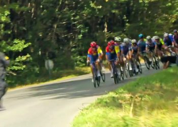 La Vuelta: Fue el policía quien derribó al ciclista, no el activista propalestina (vídeo)