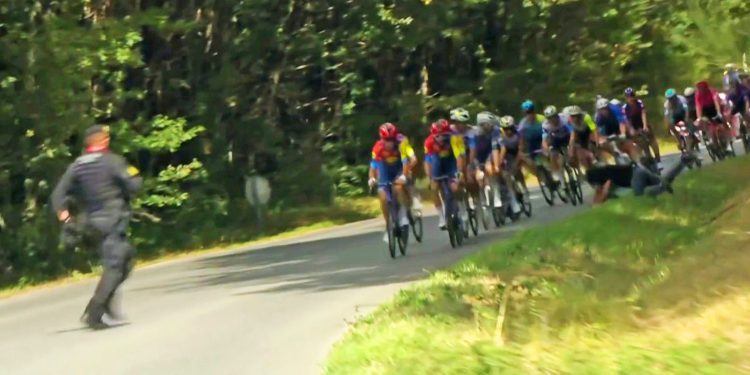 La Vuelta: Fue el policía quien derribó al ciclista, no el activista propalestina (vídeo)