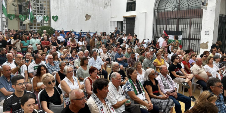 Cientos de personas en «Sanlúcar con la resistencia  Palestina». Crónica y videos de actuaciones e intervenciones