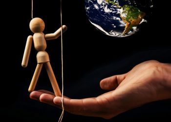 EVGENY MOROSOV. “Ni es inteligente ni es artificial: es una herencia de la Guerra Fría”