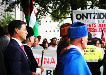 Solidaridad de IA con Palestina: Reciben así al lehendakari en la apertura del curso académico de la UPV/EHU