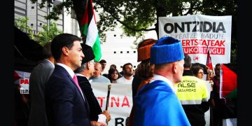 Solidaridad de IA con Palestina: Reciben así al lehendakari en la apertura del curso académico de la UPV/EHU