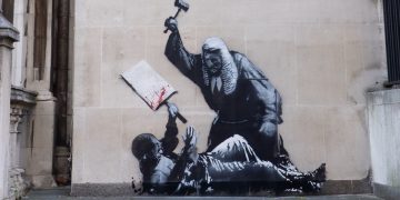 El conocido artista Bansky hace esta obra en Londres y las autoridades salen raudos a censurarla