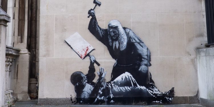 El conocido artista Bansky hace esta obra en Londres y las autoridades salen raudos a censurarla