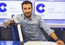 Observen a un «periodista» de la COPE arrastrándose como un reptil para mantener su sueldo