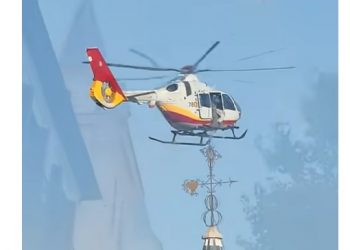 El ejército del aire (Ministerio de Defensa, Robles, PSOE) utiliza un helicóptero para arrojar pétalos a la Vírgen