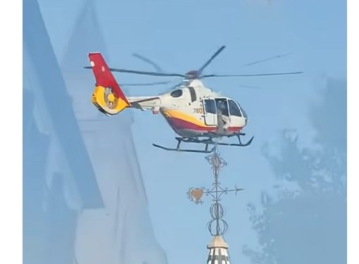 El ejército del aire (Ministerio de Defensa, Robles, PSOE) utiliza un helicóptero para arrojar pétalos a la Vírgen