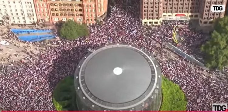 INGLATERRA. 150.000 fascistas se manifiestan en Londres; hubo respuesta