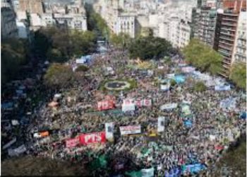 ARGENTINA. Gigantesca movilización en defensa de la salud y la educación públicas