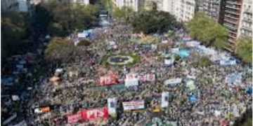 ARGENTINA. Gigantesca movilización en defensa de la salud y la educación públicas