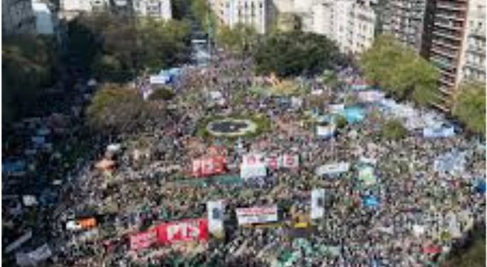 ARGENTINA. Gigantesca movilización en defensa de la salud y la educación públicas
