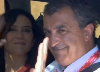 Política y deporte; genocidio y blanqueo: Ayuso saludando al equipo israelí y con el director de La Vuelta