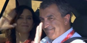 Política y deporte; genocidio y blanqueo: Ayuso saludando al equipo israelí y con el director de La Vuelta