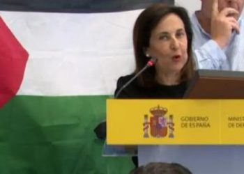 La ministra de Defensa ante una bandera palestina que portaba un trabajador de CGT dijo que «aquí no se viene a hacer política» (Video)