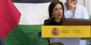 La ministra de Defensa ante una bandera palestina que portaba un trabajador de CGT dijo que «aquí no se viene a hacer política» (Video)