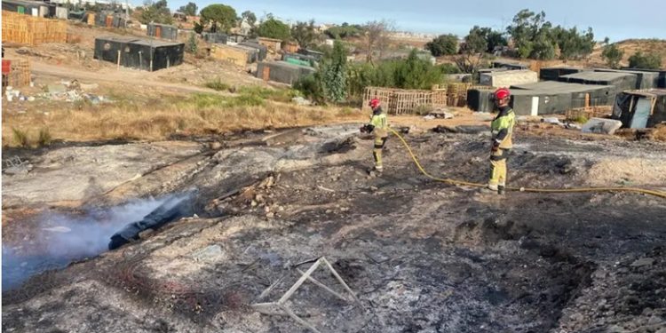 Un nuevo incendio en Palos de la Frontera (Huelva) destruye 70 chabolas de inmigrantes