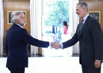 Foto que no es noticia: el Borbón recibiendo con toda cordialidad a un conocido militante de la extrema derecha