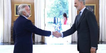 Foto que no es noticia: el Borbón recibiendo con toda cordialidad a un conocido militante de la extrema derecha