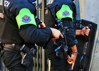 Mientras protegía a los falangistas, la Ertzaintza le rompió la mandíbula a un joven antifascista