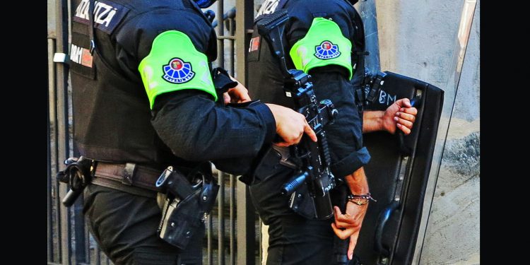 Mientras protegía a los falangistas, la Ertzaintza le rompió la mandíbula a un joven antifascista