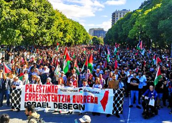 Más de 50.000 personas se han manifestado en Iruñea en apoyo a la resistencia palestina y por la disolución de Israel