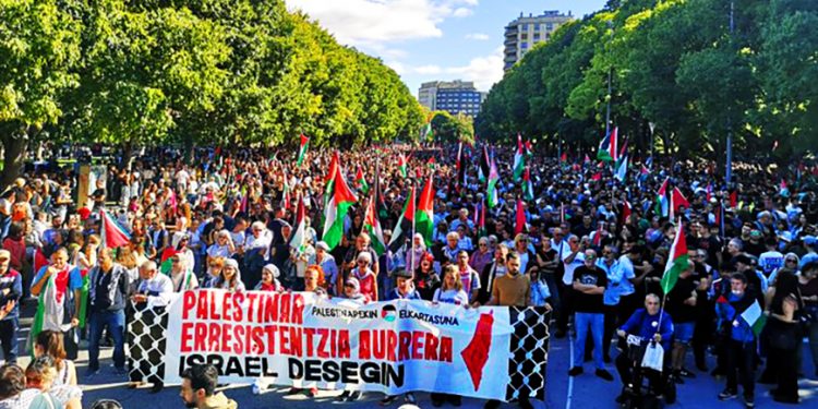 Más de 50.000 personas se han manifestado en Iruñea en apoyo a la resistencia palestina y por la disolución de Israel