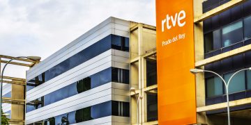 De cómo RTVE cambia en unos minutos el titular de una misma noticia: la del ataque israelí a Ráfah