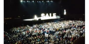 Mientras la unidad comunista duerme el sueño de los justos, otro partido de extrema derecha reúne a miles de personas en su presentación