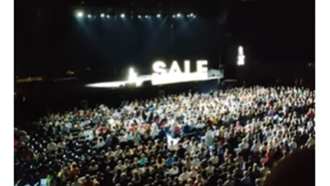 Mientras la unidad comunista duerme el sueño de los justos, otro partido de extrema derecha reúne a miles de personas en su presentación