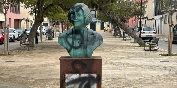 Aurora sigue siendo su enemiga: fascistas vuelven a vandalizar el busto de la militante comunista
