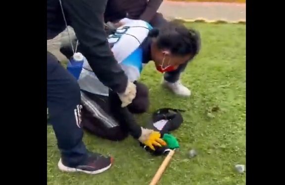 PERÚ, ECUADOR. La represión causa muertos, cientos de heridos y detenidos (Imagen del momento del asesinato de un comunero)