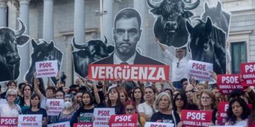 El PSOE se une al PP y Vox y vota a favor de la tauromaquia