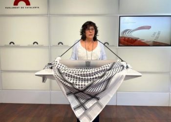 Vox exige al Parlament que se sancione y quite el sueldo a una diputada de la CUP por ir en la flotilla